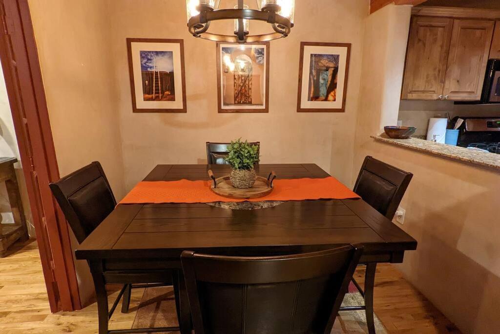 Magical Santa Fe Stay, Minutes From Town Square, Sleeps 4, Includes Free Parking And Outdoor Hot Tub! Esterno foto