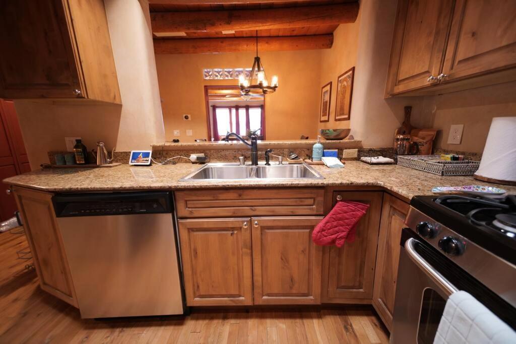 Magical Santa Fe Stay, Minutes From Town Square, Sleeps 4, Includes Free Parking And Outdoor Hot Tub! Esterno foto