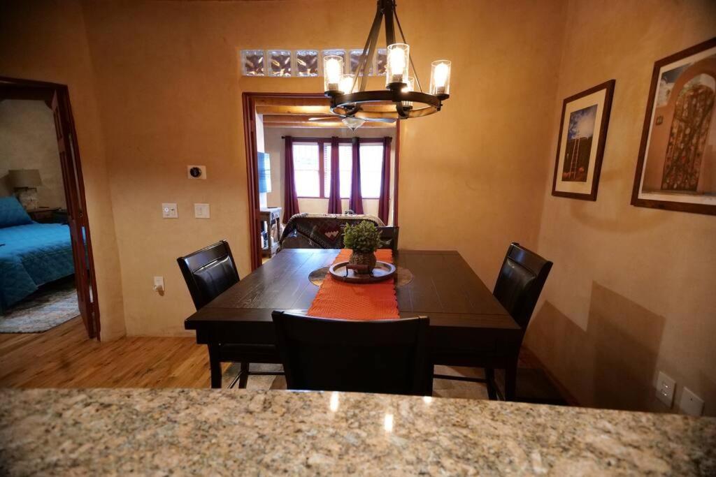 Magical Santa Fe Stay, Minutes From Town Square, Sleeps 4, Includes Free Parking And Outdoor Hot Tub! Esterno foto